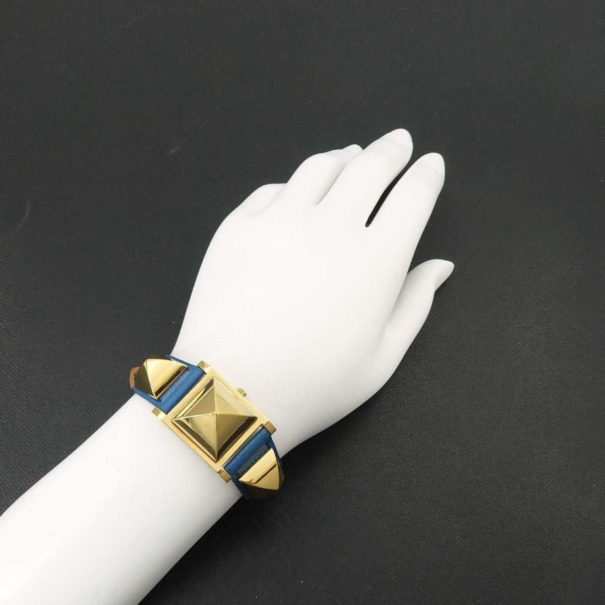 Medor Vintage pyramid Gold studs Quartz White Dial Ladies