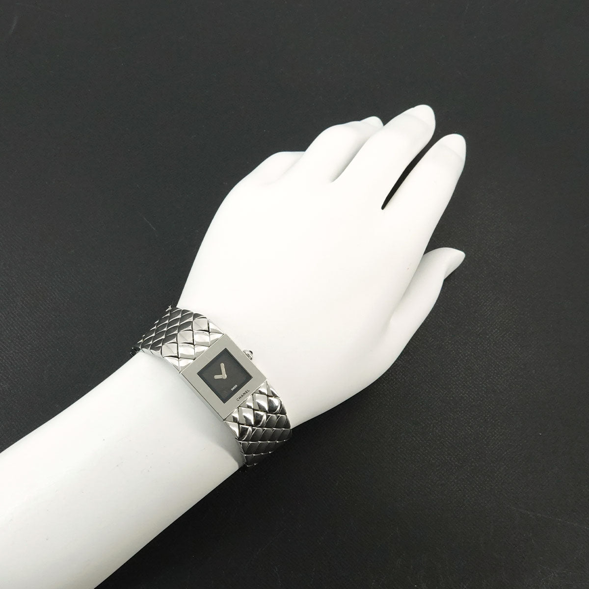 Matelasse H0009 Quartz Black Dial Ladies Wrist Watch