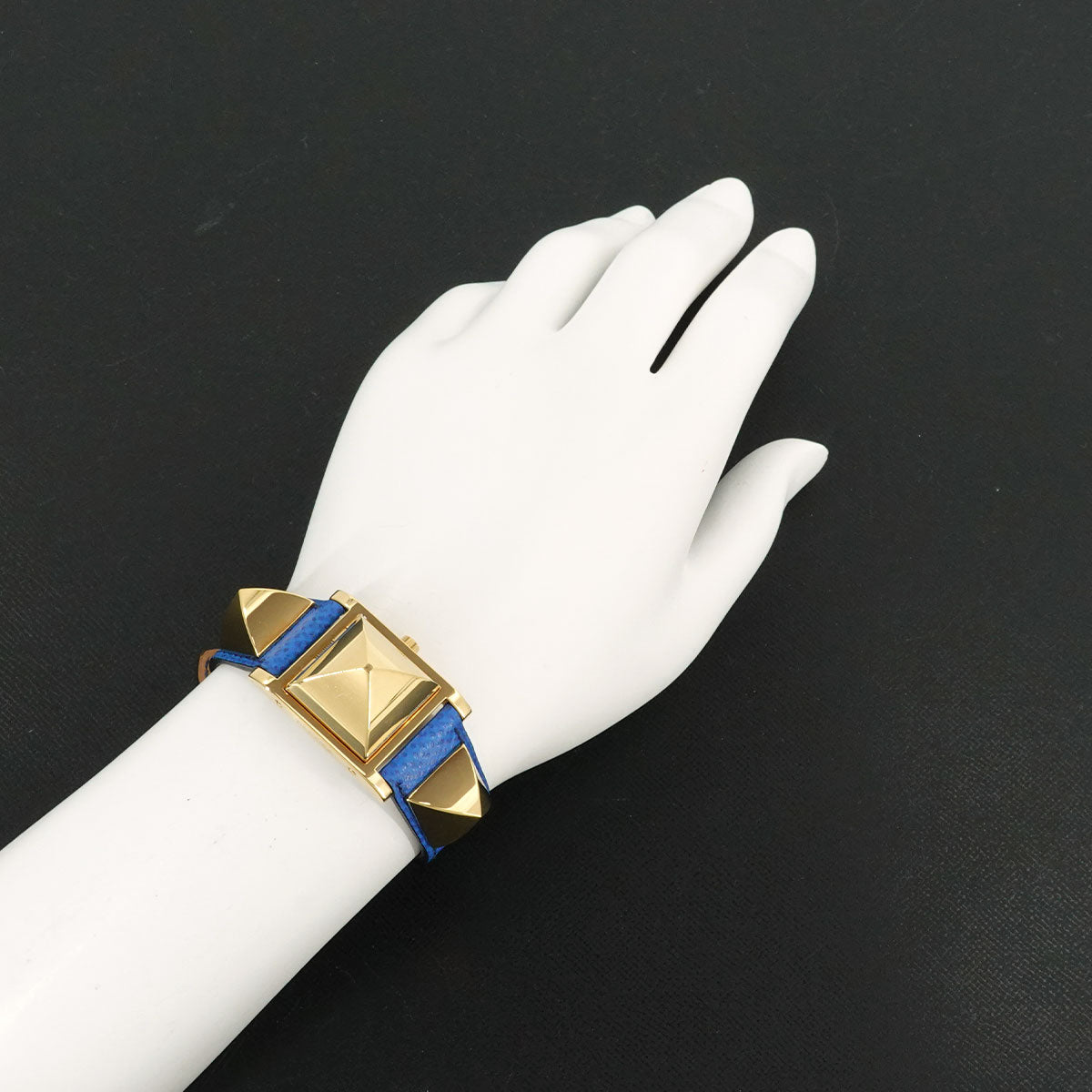 Medor Vintage pyramid Gold studs Quartz White Dial Ladies