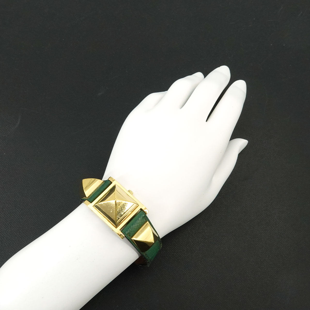 Medor Vintage pyramid Gold studs Quartz White Dial Ladies