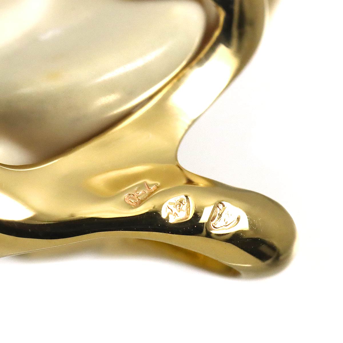Camellia Pendant Top Cacholong 18K Yellow Gold 750