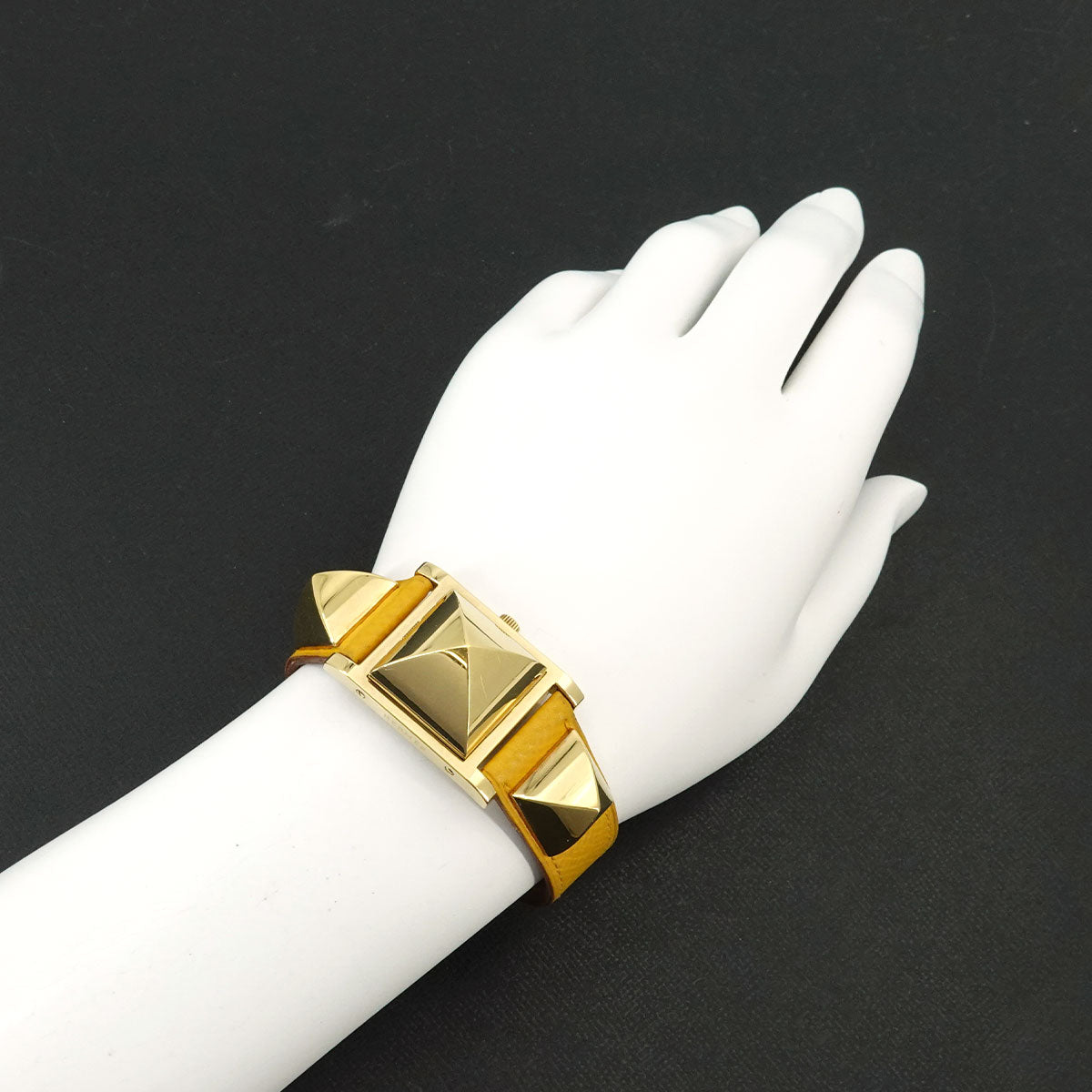 Medor Vintage pyramid Gold studs Quartz White Dial Ladies