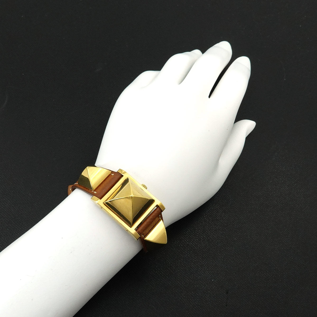 Medor Vintage pyramid Gold studs Quartz White Dial Ladies