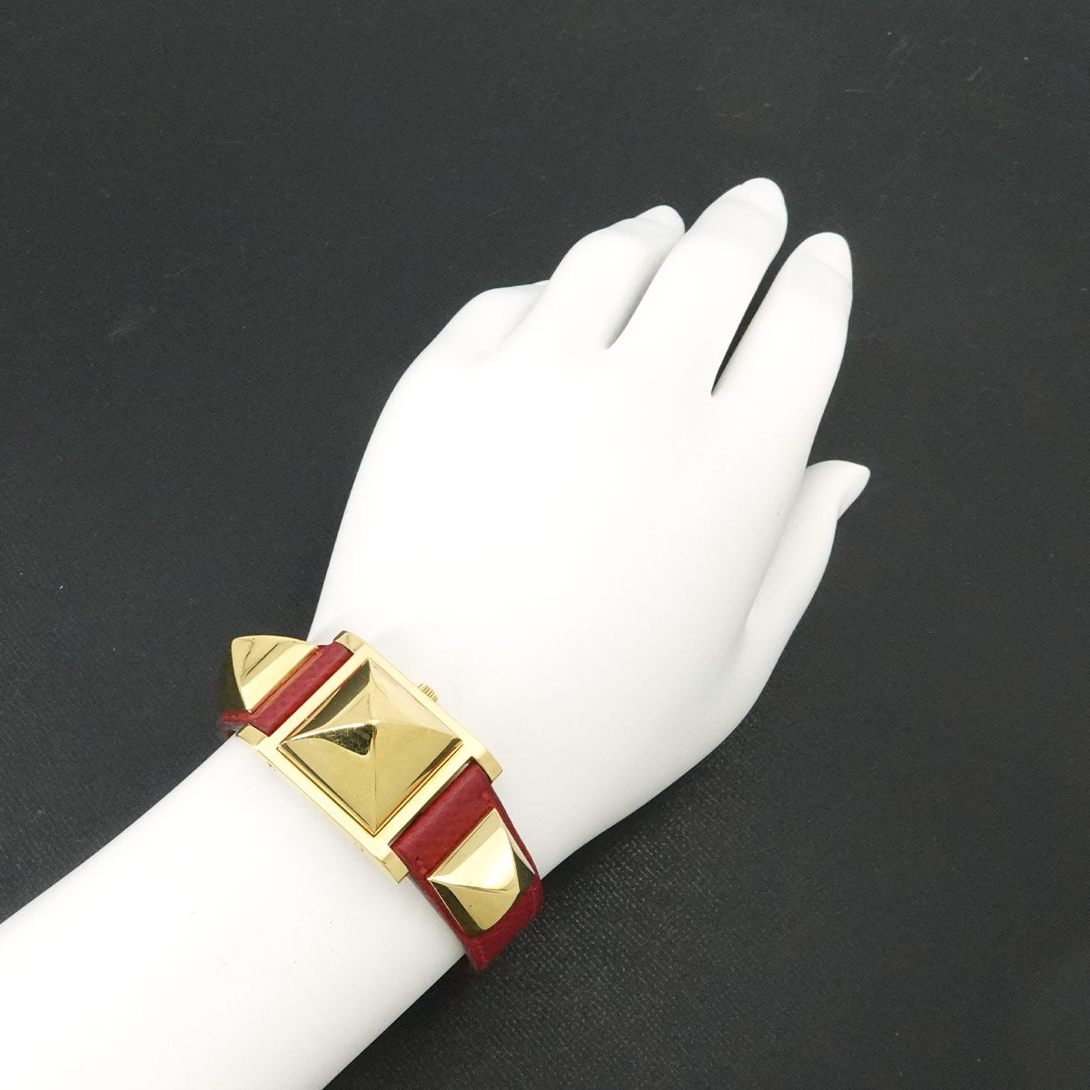 Medor Vintage pyramid Gold studs Quartz White Dial Ladies