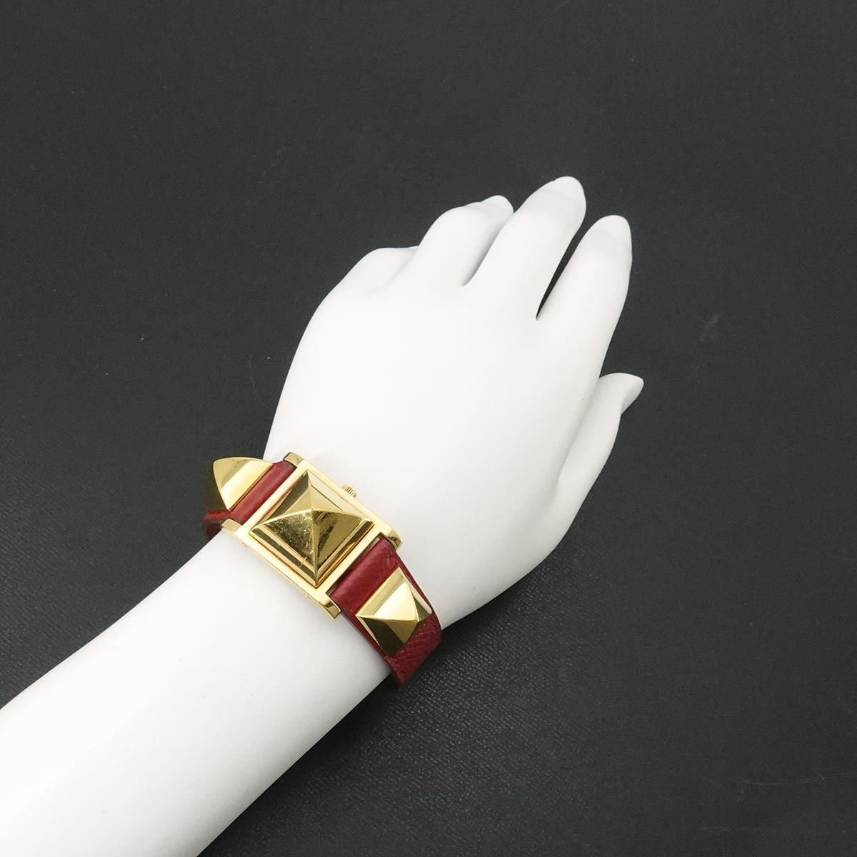 Medor Vintage pyramid Gold studs Quartz White Dial Ladies