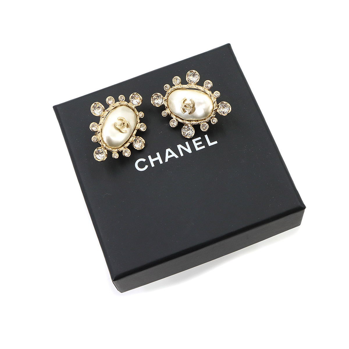 CC Logos Faux Pearl Earrings Gold White B19C Accessory