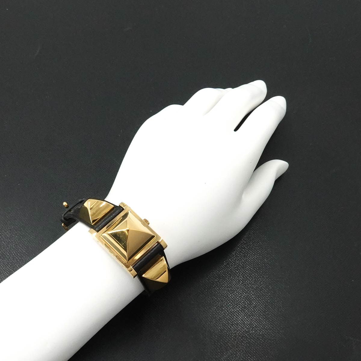 Medor Vintage pyramid Gold studs Quartz White Dial Ladies
