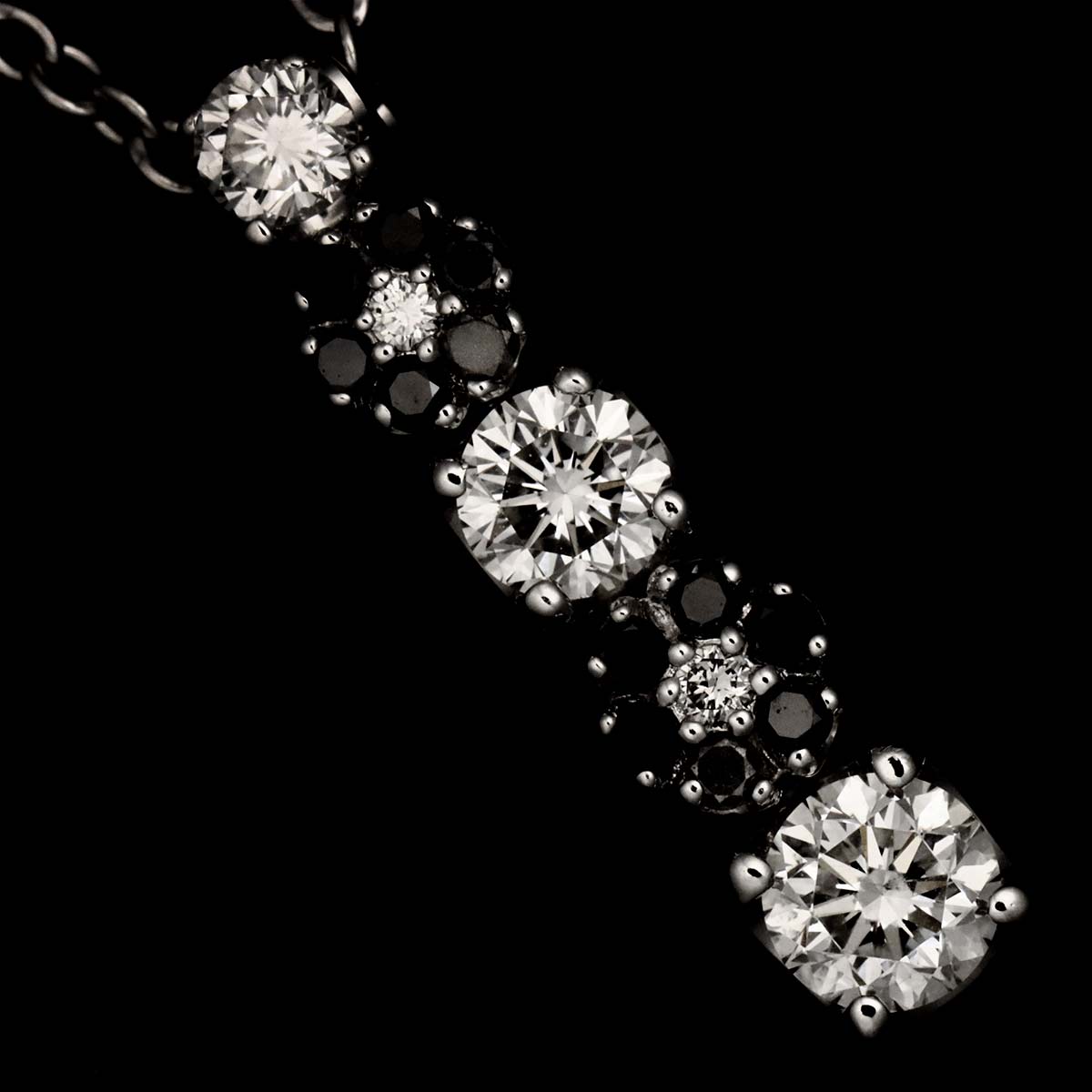 Flower Motif Diamond 0.41ct/0.09ct Necklace 18K WG 750