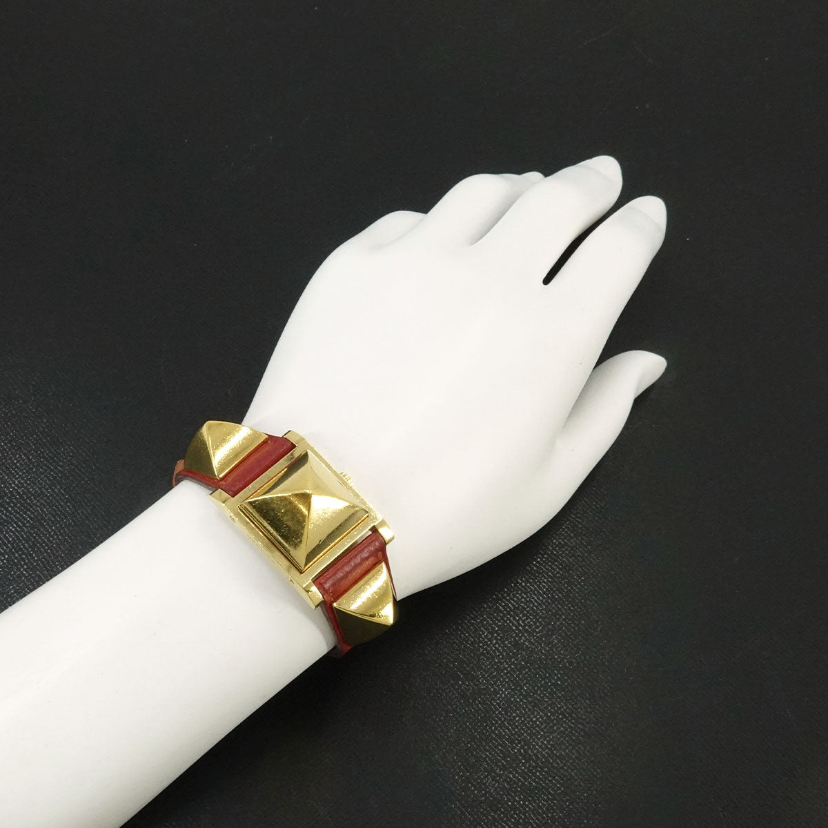 Medor Vintage pyramid Gold studs Quartz White Dial Ladies