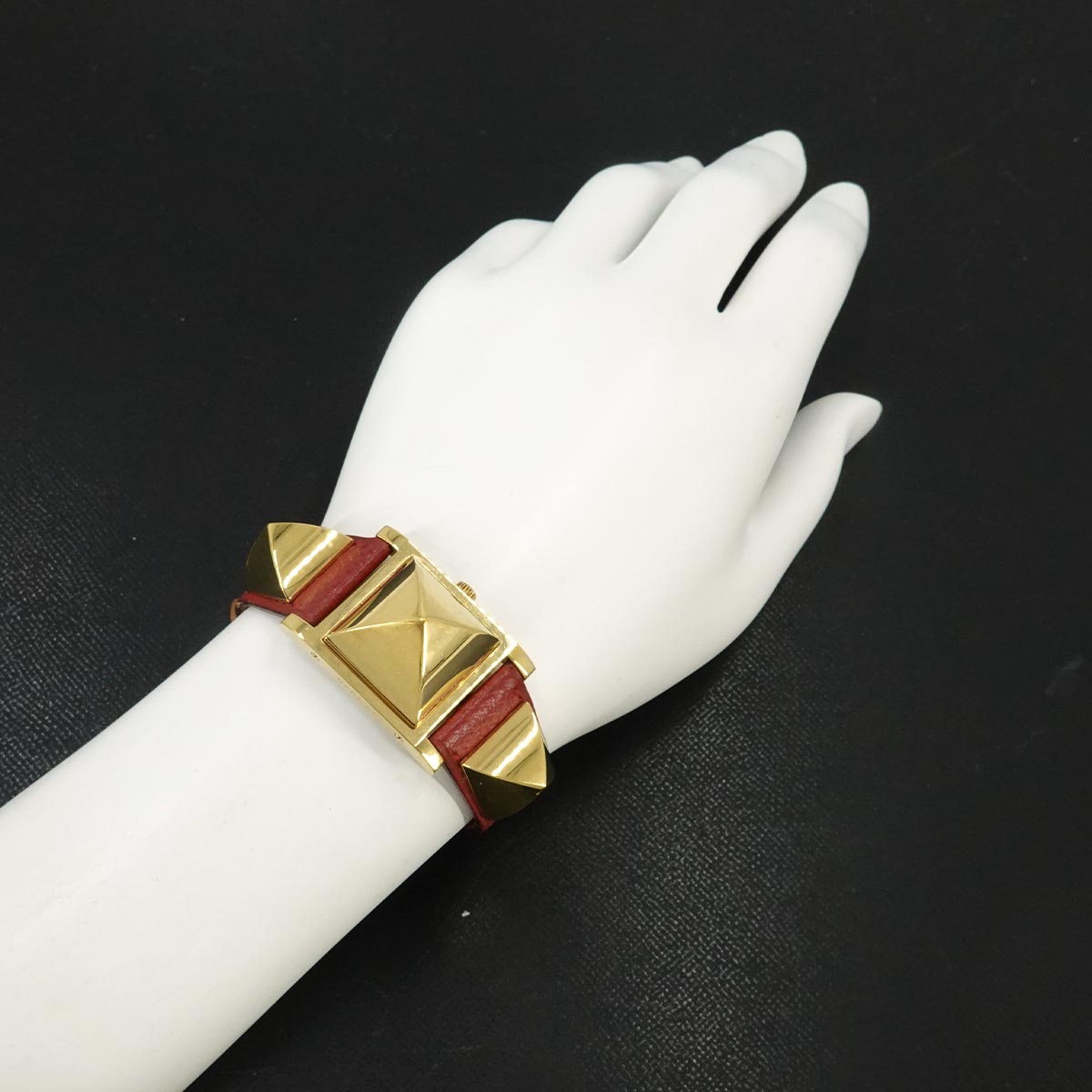Medor Vintage pyramid Gold studs Quartz White Dial Ladies