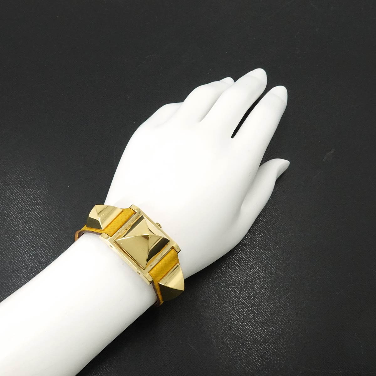 Medor Vintage pyramid Gold studs Quartz White Dial Ladies