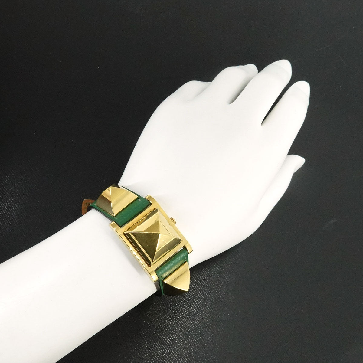 Medor Vintage pyramid Gold studs Quartz White Dial Ladies