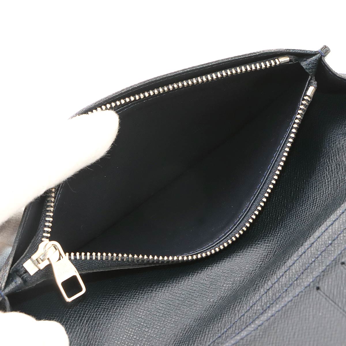 LOUIS VUITTON Taiga Brazza Long Wallet Leather Noir M32572