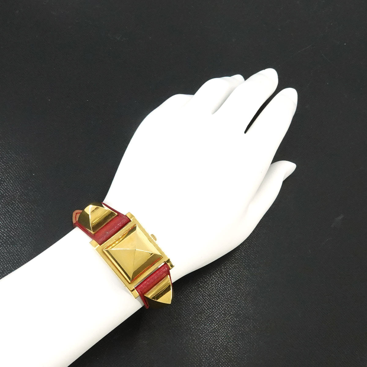 Medor Vintage pyramid Gold studs Quartz White Dial Ladies