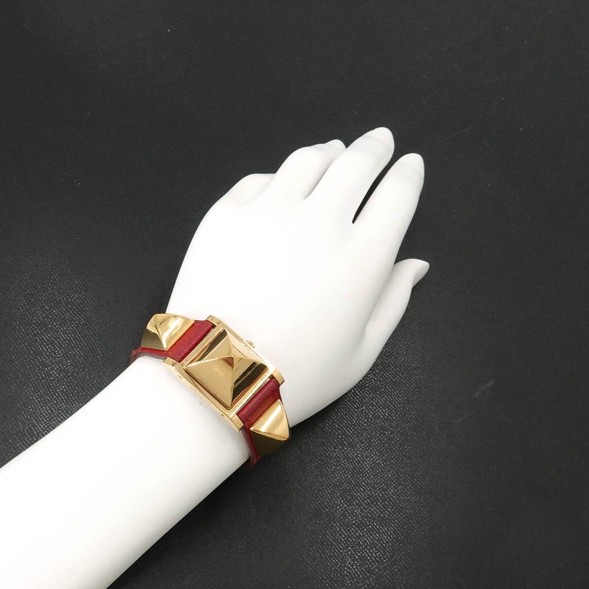 Medor Vintage pyramid Gold studs Quartz White Dial Ladies